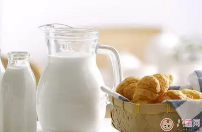 給孩子喝牛奶還是沖泡的奶粉好 牛奶和奶粉哪個營養價值更高 給孩子喝牛奶還是沖泡的奶粉好 牛奶和奶粉哪個營養價值更高