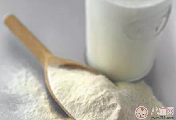 給孩子喝牛奶還是沖泡的奶粉好 牛奶和奶粉哪個營養價值更高 給孩子喝牛奶還是沖泡的奶粉好 牛奶和奶粉哪個營養價值更高