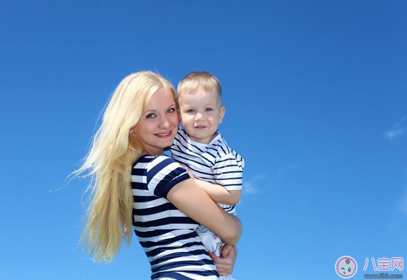 如何帶寶寶外出曬太陽 曬太陽怎么保障寶寶的肌膚不被曬傷 如何帶寶寶外出曬太陽 曬太陽怎么保障寶寶的肌膚不被曬傷