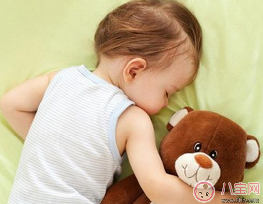 怎么哄新生兒寶寶睡覺 輕松哄新生兒入睡技巧