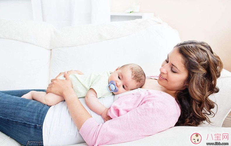 家長如何與新生兒互動 家長和新生兒做的活動有哪些