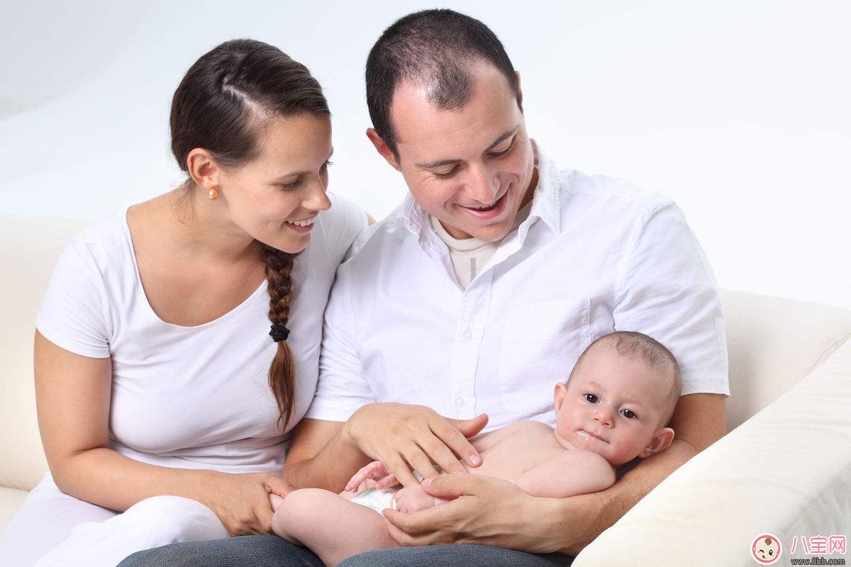 家長如何與新生兒互動 家長和新生兒做的活動有哪些