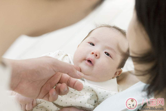 寶寶出生后第一天怎么過 寶寶出生后第一天怎么照顧寶寶