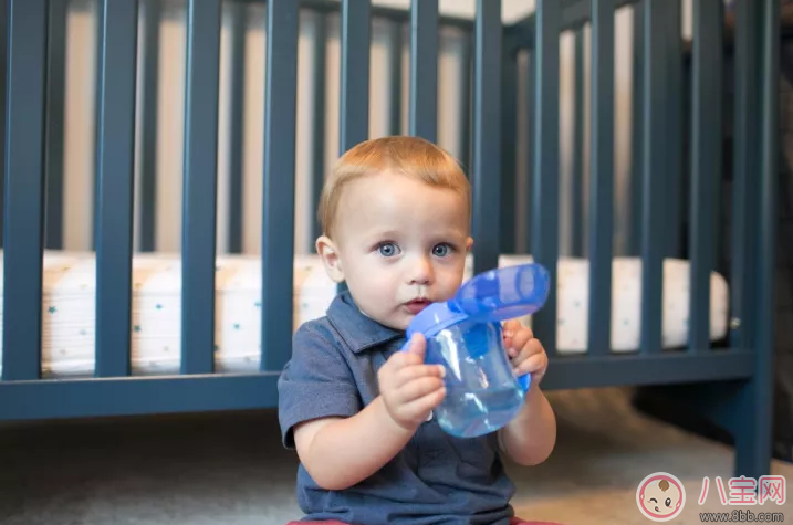 秋天孩子不愛喝水了怎么辦 怎么讓孩子做到主動喝水