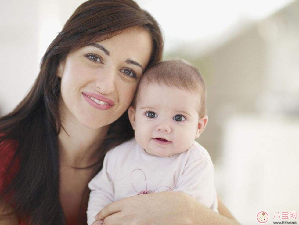 朱丹坐月子發(fā)女兒側(cè)面照 坐月子期間可以玩手機(jī)嗎