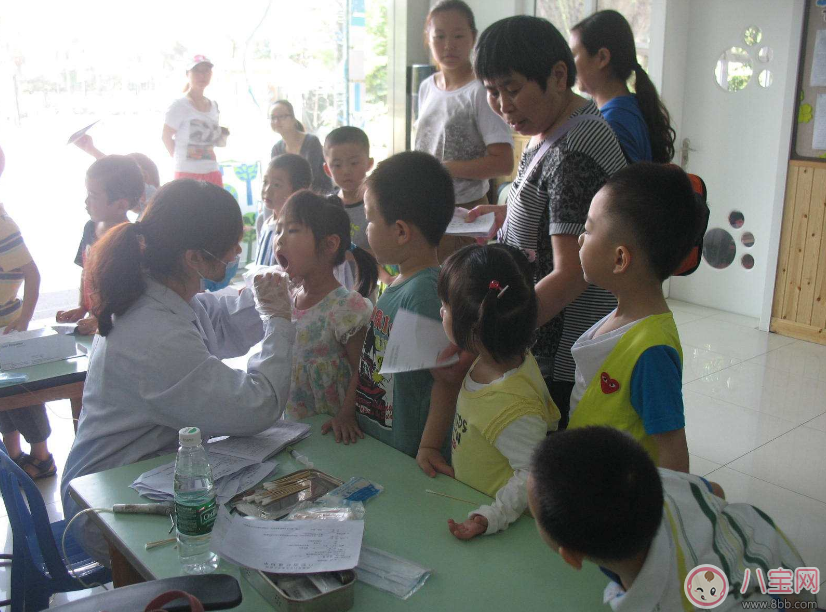 孩子出生腦袋很大正常嗎 怎么知道孩子的發育是否正常