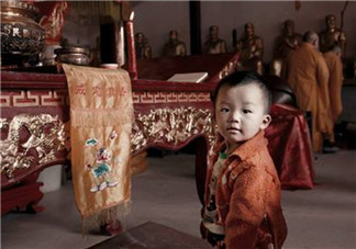 孩子出生要拜佛燒香祈福嗎 剛出生的寶寶能去寺廟上香嗎