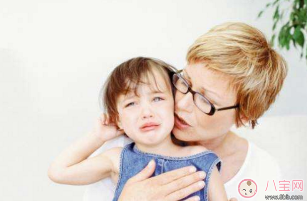 寶寶發脾氣咬自己怎么回事 寶寶在家和在外面脾氣差距大是什么原因 寶寶發脾氣咬自己怎么回事 寶寶在家和在外面脾氣差距大是什么原因