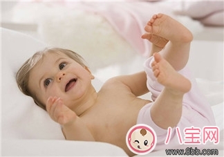 胡杏兒寶寶正面照為什么看起來很大 如何與新生兒交流