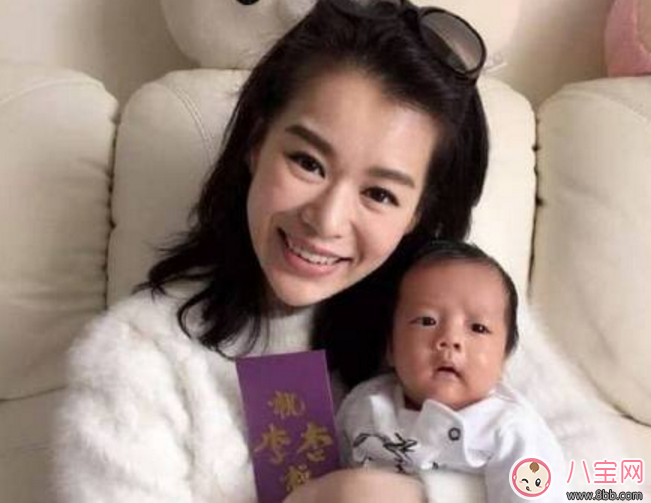 胡杏兒寶寶正面照為什么看起來很大 如何與新生兒交流