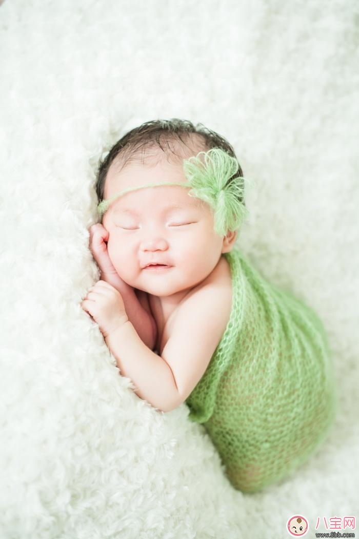 胡杏兒寶寶正面照為什么看起來很大 如何與新生兒交流