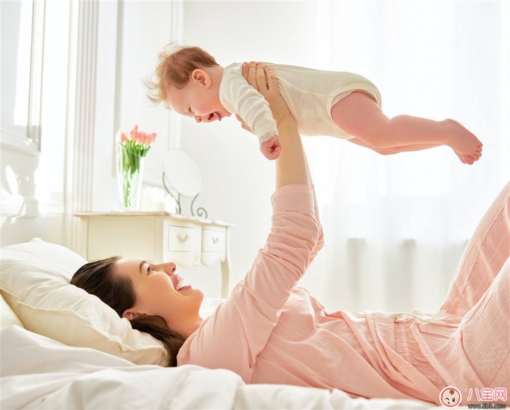 胡杏兒寶寶正面照為什么看起來很大 如何與新生兒交流