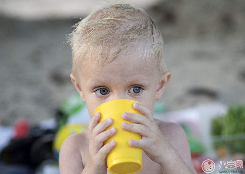 孩子應(yīng)該用哪種杯子 如何讓孩子自己用杯子喝水 孩子應(yīng)該用哪種杯子 如何讓孩子自己用杯子喝水