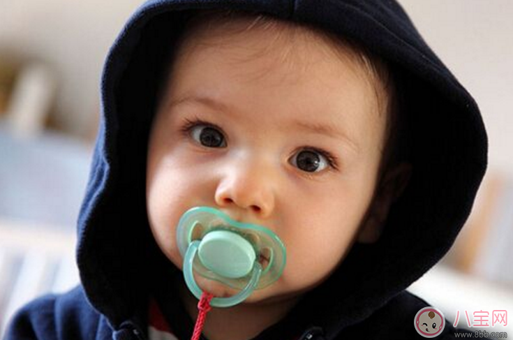新生兒安撫奶嘴用到什么時候 嬰兒安撫奶嘴的利弊有哪些