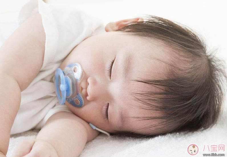 新生兒安撫奶嘴用到什么時候 嬰兒安撫奶嘴的利弊有哪些