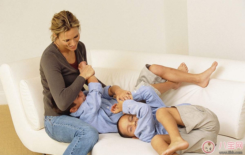 為什么寶寶喜歡打鬧 如何正確應(yīng)對孩子打鬧 為什么寶寶喜歡打鬧 如何正確應(yīng)對孩子打鬧