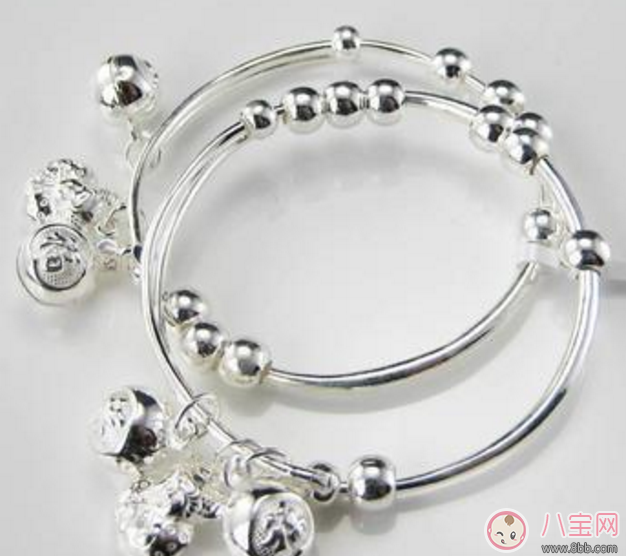 寶寶周歲帶金帶銀帶玉佩有什么含義 寶寶帶金銀首飾來源是什么