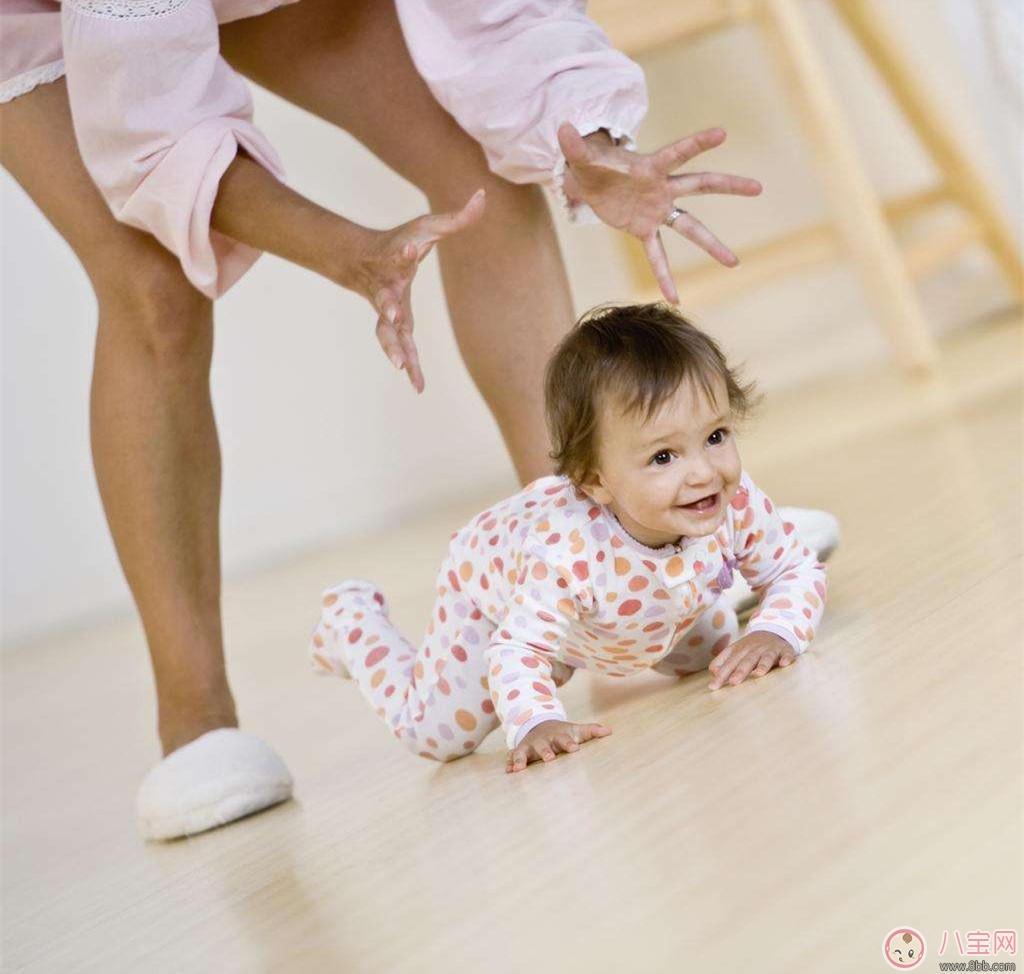 如何幫助嬰兒學(xué)爬行 怎么教寶寶爬行