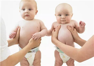 六個月寶寶喜歡站會變成羅圈腿嗎 寶寶太早學習站立會變成羅圈腿嗎