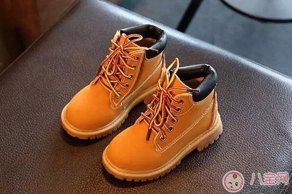 一歲多寶寶穿雪地靴有哪些危害 為什么寶寶不適合穿雪地靴 一歲多寶寶穿雪地靴有哪些危害 為什么寶寶不適合穿雪地靴