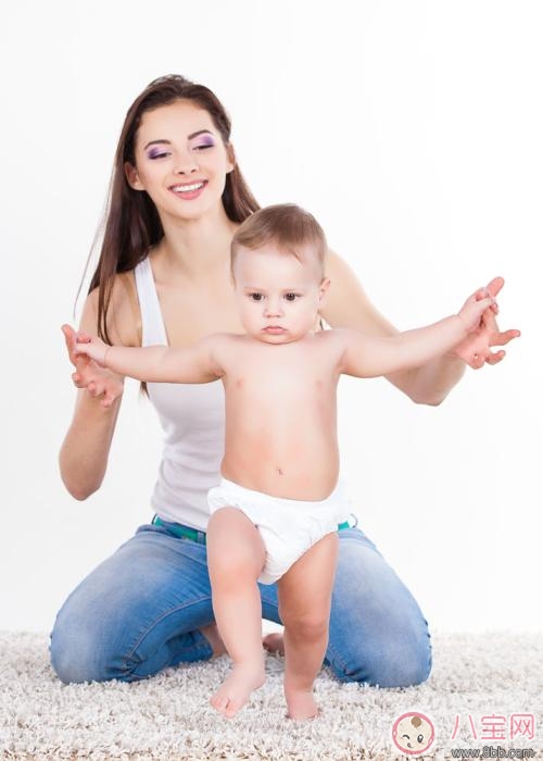 孩子一定要經(jīng)過七坐八爬嗎 如何協(xié)助寶寶爬行