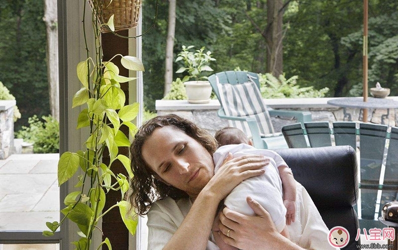 為什么寶寶會打嗝 如何正確幫寶寶拍嗝