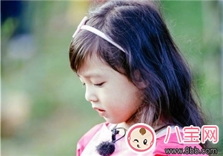 劉畊宏全家探班陳小春照片 為什么山雞哥抱小泡芙秒變女兒奴 劉畊宏全家探班陳小春照片 為什么山雞哥抱小泡芙秒變女兒奴