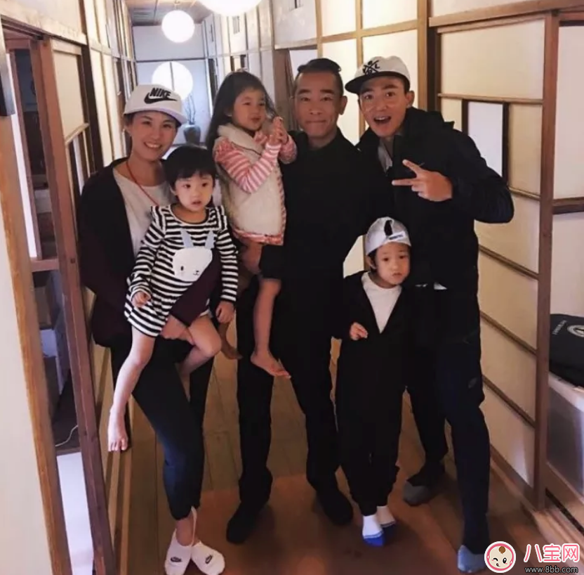 劉畊宏全家探班陳小春照片 為什么山雞哥抱小泡芙秒變女兒奴 劉畊宏全家探班陳小春照片 為什么山雞哥抱小泡芙秒變女兒奴