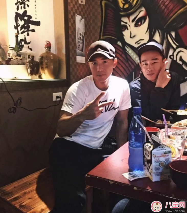 劉畊宏全家探班陳小春照片 為什么山雞哥抱小泡芙秒變女兒奴 劉畊宏全家探班陳小春照片 為什么山雞哥抱小泡芙秒變女兒奴