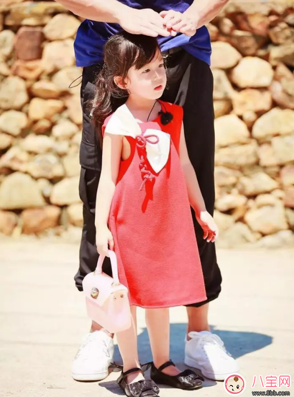 劉畊宏全家探班陳小春照片 為什么山雞哥抱小泡芙秒變女兒奴 劉畊宏全家探班陳小春照片 為什么山雞哥抱小泡芙秒變女兒奴