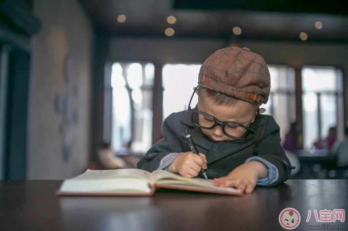 為什么說會講故事的孩子更聰明 孩子會講故事有什么好處 為什么說會講故事的孩子更聰明 孩子會講故事有什么好處