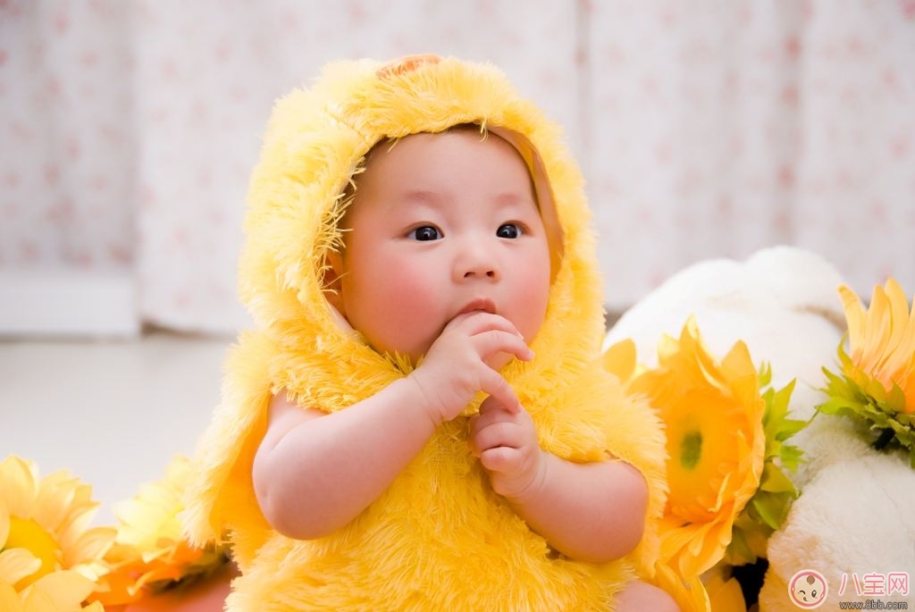 嬰兒為什么愛吃手指 如何預(yù)防小孩吃手指習(xí)慣