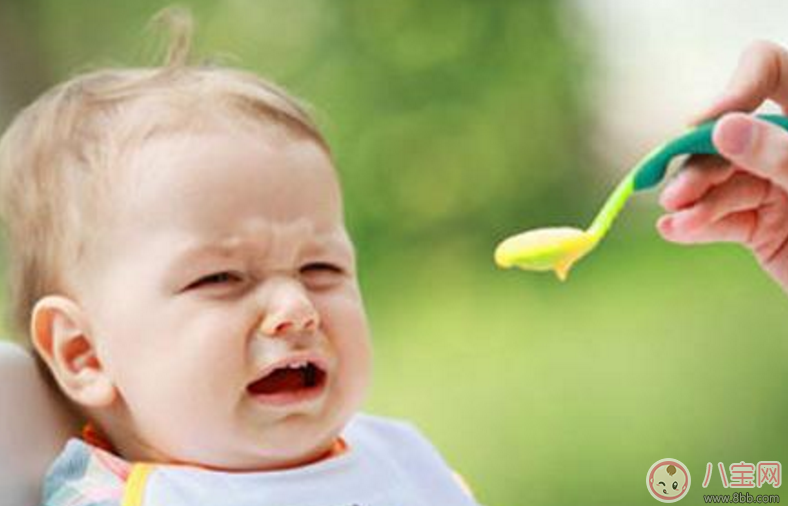 寶寶米糊可以倒奶瓶里讓寶寶吸米糊嗎 寶寶吃米糊一定要用碗和勺子嗎