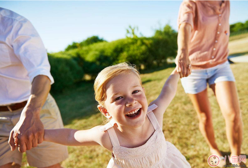 日常牽孩子走的方法是什么 正確和孩子牽手的方法