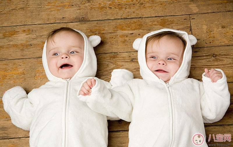 如何照顧新生雙胞胎嬰兒 照顧雙胞胎應(yīng)該怎么做