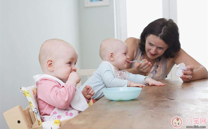 如何照顧新生雙胞胎嬰兒 照顧雙胞胎應(yīng)該怎么做