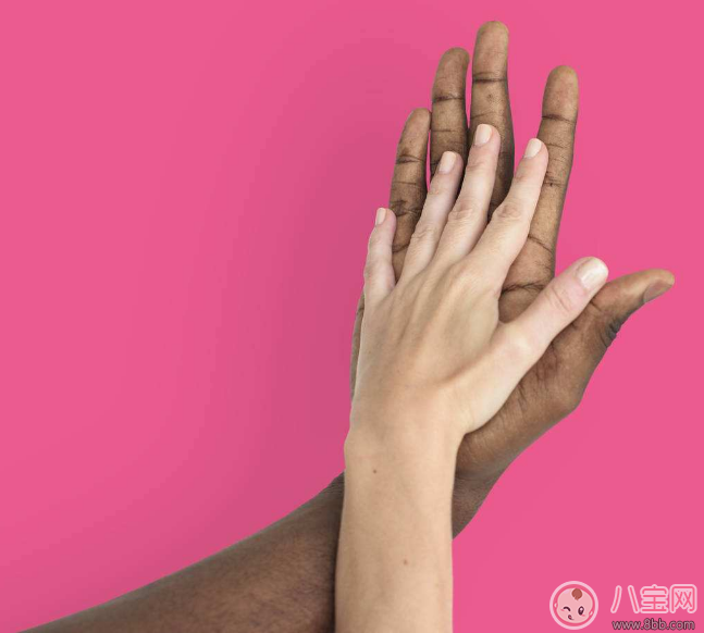 日常牽孩子走的方法是什么 正確和孩子牽手的方法