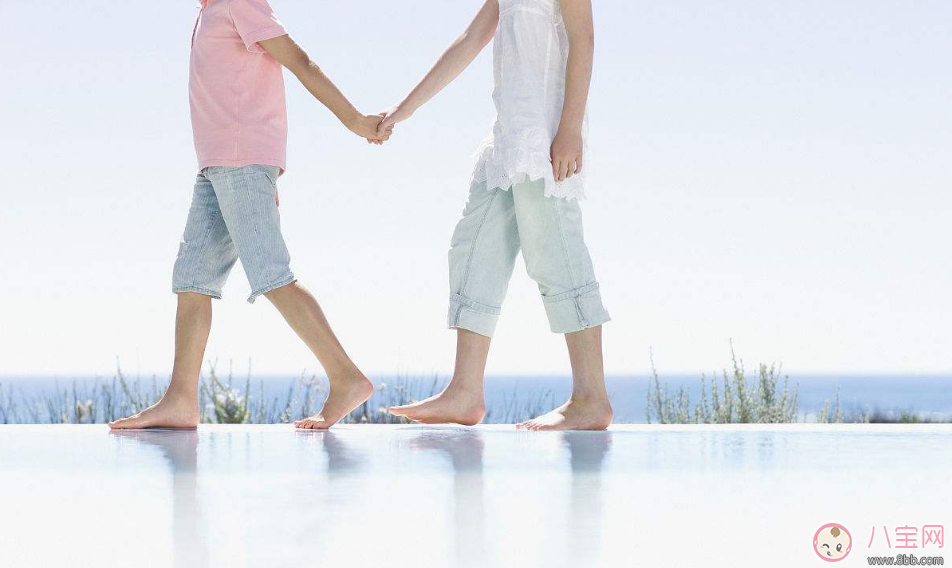 日常牽孩子走的方法是什么 正確和孩子牽手的方法