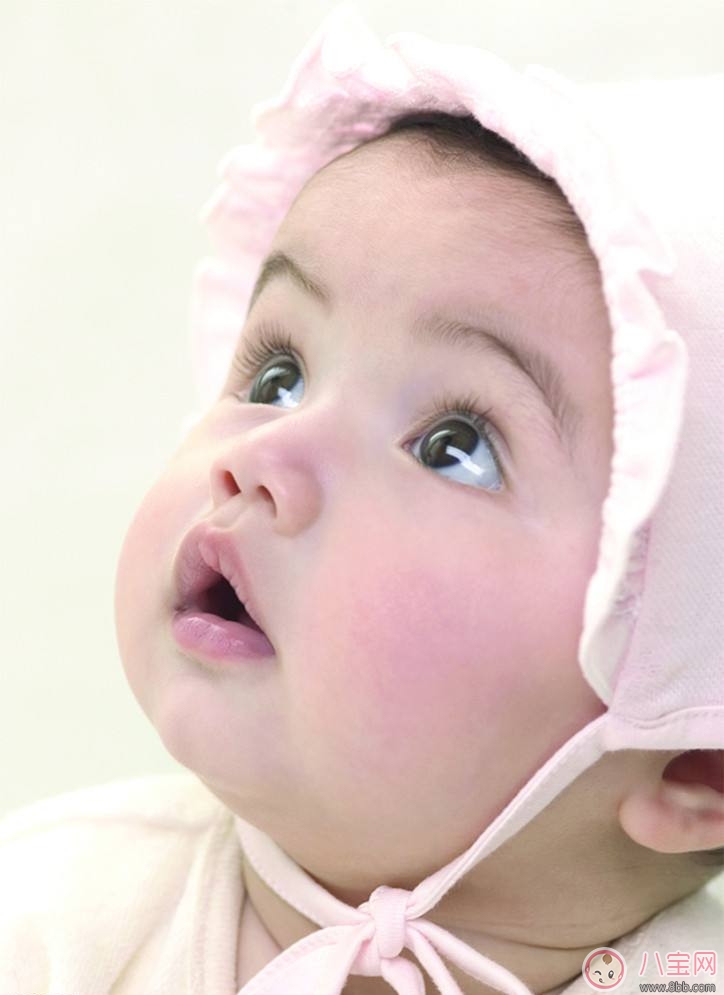 新生兒頭皮上的乳痂是什么 如何照顧新生嬰兒的皮膚 新生兒頭皮上的乳痂是什么 如何照顧新生嬰兒的皮膚