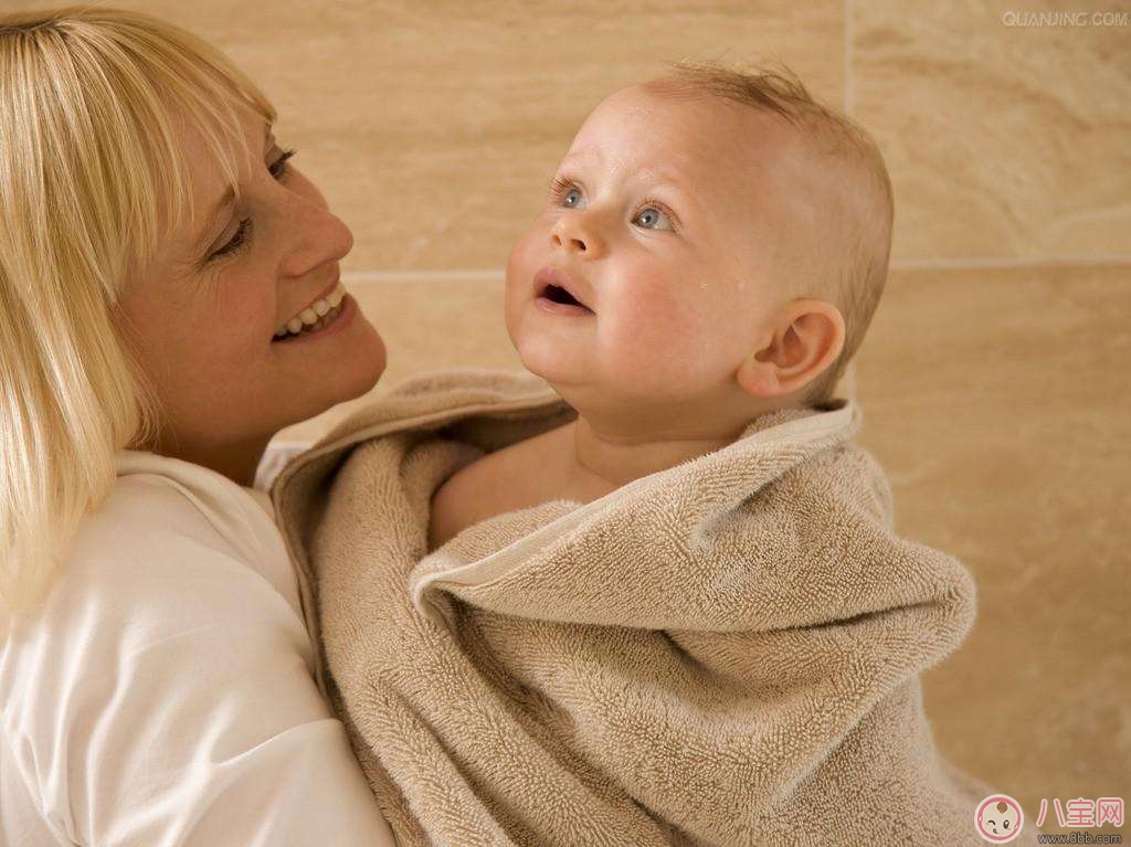 新生兒頭皮上的乳痂是什么 如何照顧新生嬰兒的皮膚 新生兒頭皮上的乳痂是什么 如何照顧新生嬰兒的皮膚