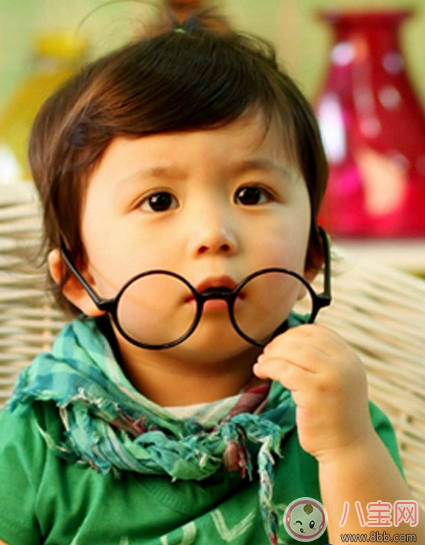 孩子生活中喜歡把眼睛瞇著是近視了嗎 孩子瞇眼看電視近視嗎