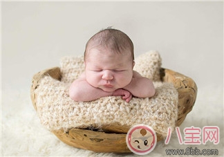 寶寶不愛趴著怎么辦 如何嬰兒確保爬行環境的安全