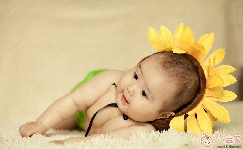 寶寶不愛趴著怎么辦 如何嬰兒確保爬行環境的安全