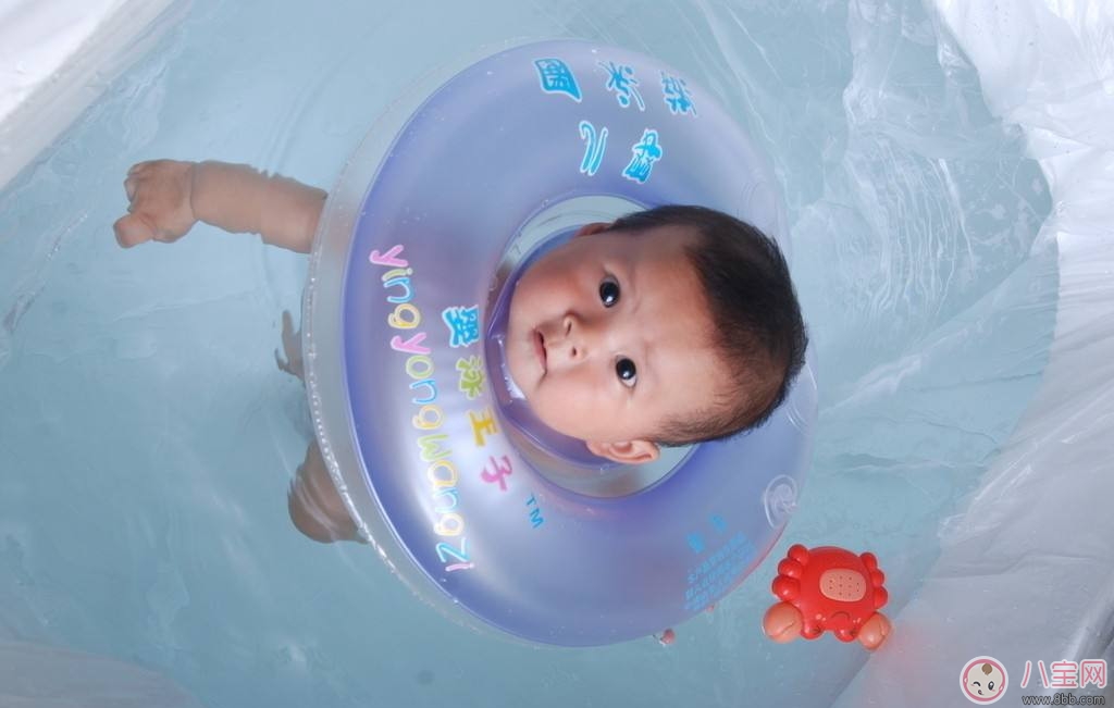 寶寶游泳如何保證游泳圈安全 怎么選擇嬰兒游泳圈