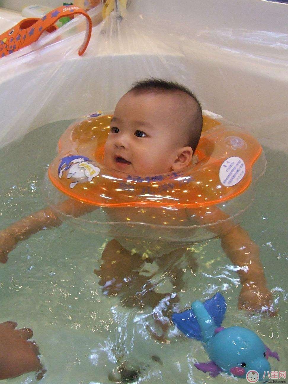 寶寶游泳如何保證游泳圈安全 怎么選擇嬰兒游泳圈