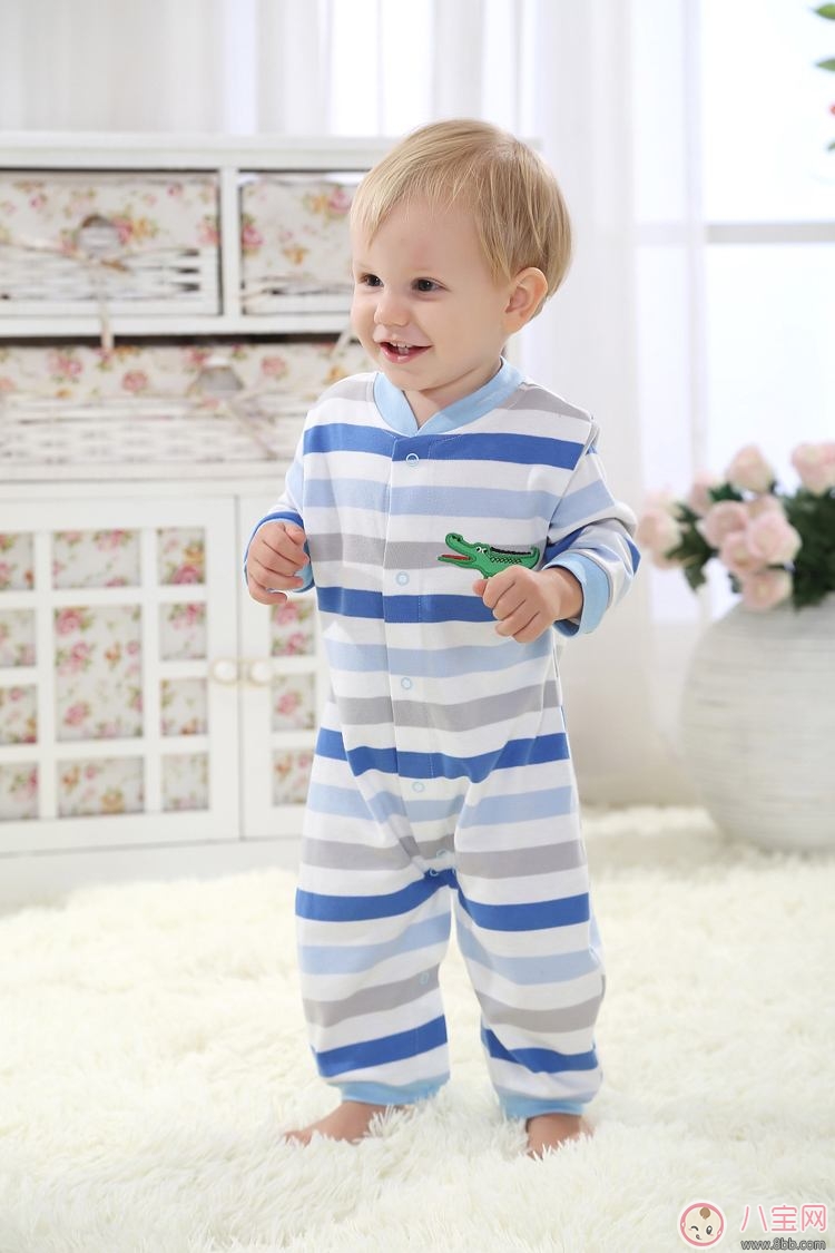 怎么給嬰幼兒挑選衣服 冬季如何給寶寶穿衣 怎么給嬰幼兒挑選衣服 冬季如何給寶寶穿衣