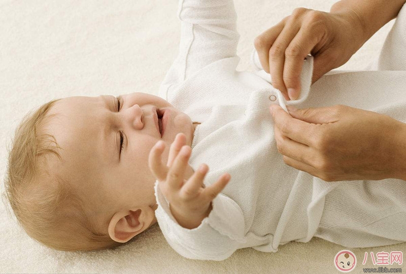 怎么給嬰幼兒挑選衣服 冬季如何給寶寶穿衣 怎么給嬰幼兒挑選衣服 冬季如何給寶寶穿衣