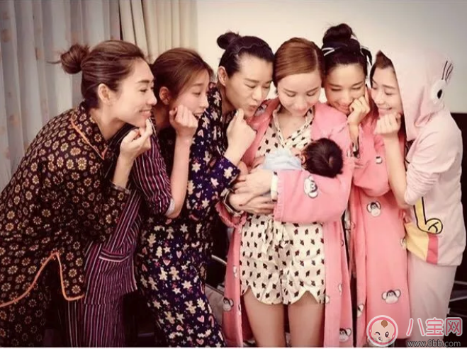 胡杏兒兒子滿月酒會(huì)有哪些人 為什么胡杏兒姐妹穿睡衣轟趴 胡杏兒兒子滿月酒會(huì)有哪些人 為什么胡杏兒姐妹穿睡衣轟趴