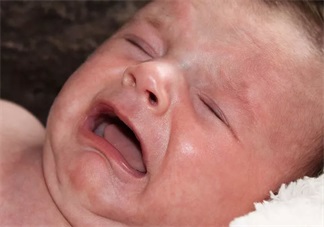 孩子腸絞痛的癥狀是什么 怎么安撫腸絞痛的孩子