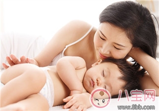 晚上寶寶好動怎么辦 晚上怎么哄寶寶睡覺